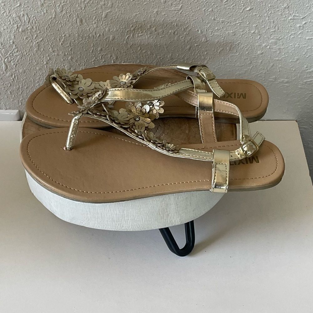 Pre-Owed Mixit Womens Gold Flower Sandal Size 8